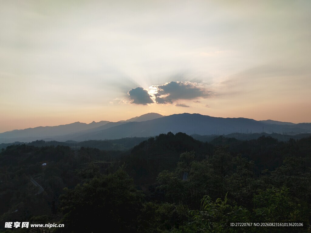山间日落美景