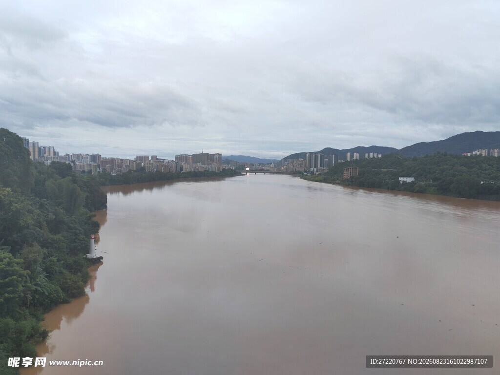 俯瞰浑浊河流与两岸景色