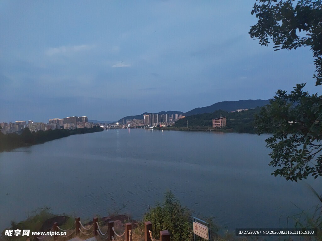 河畔黄昏美景