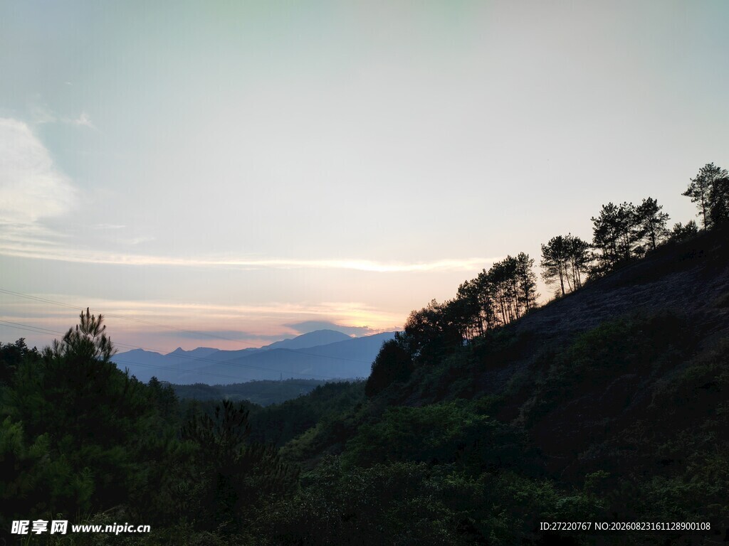 黄昏时分的山林景色