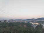 黄昏下的城市与山林景观