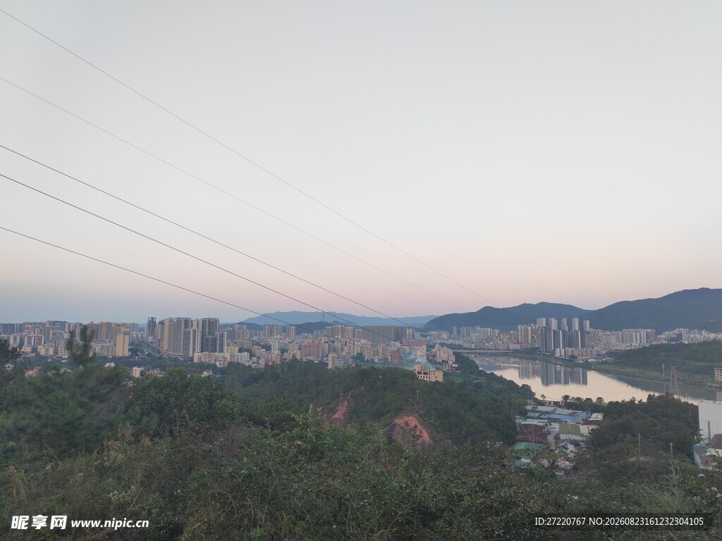 黄昏下的城市与山林景观