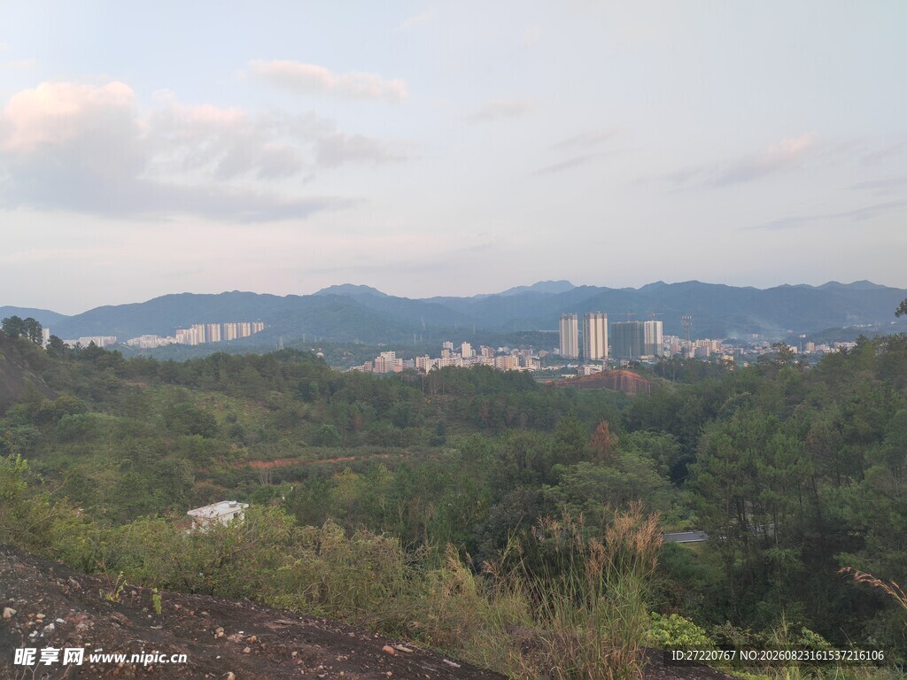 山林远眺城市景观