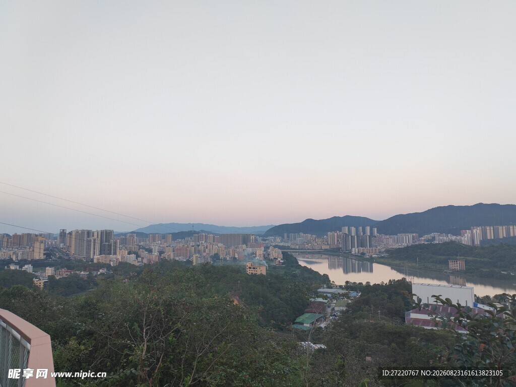 城市山林景观俯瞰图