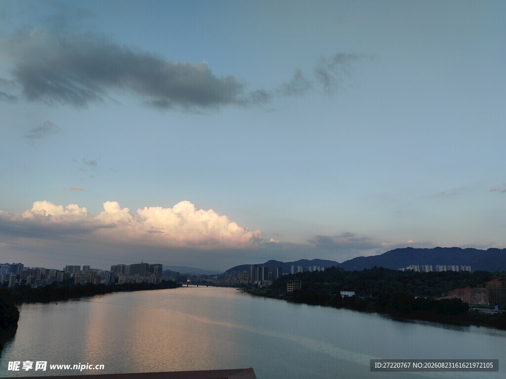 宁静河畔的黄昏美景