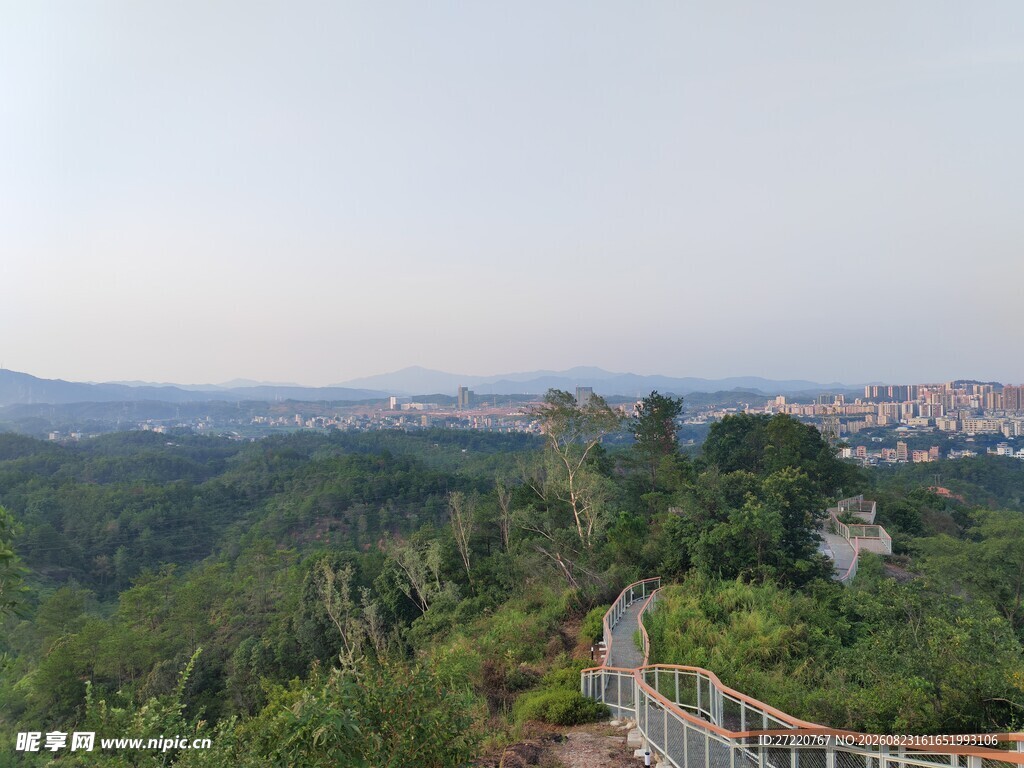 山林栈道俯瞰城市美景