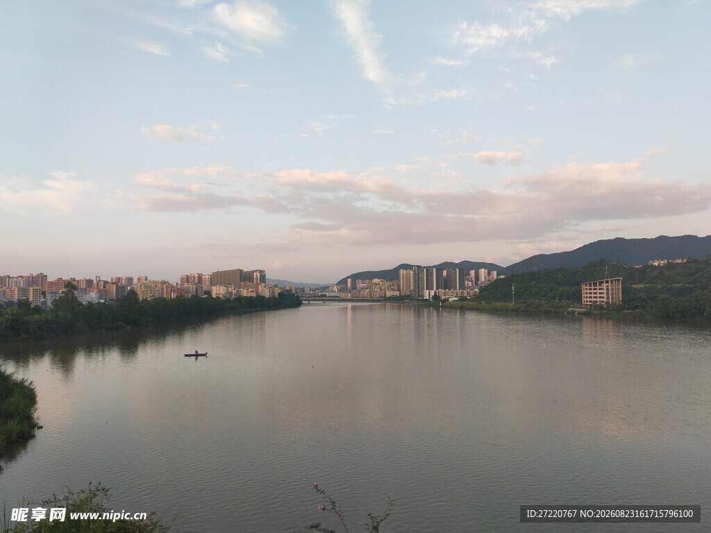 河畔城市风光 宁静美好