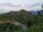 山间蜿蜒公路与葱郁山林