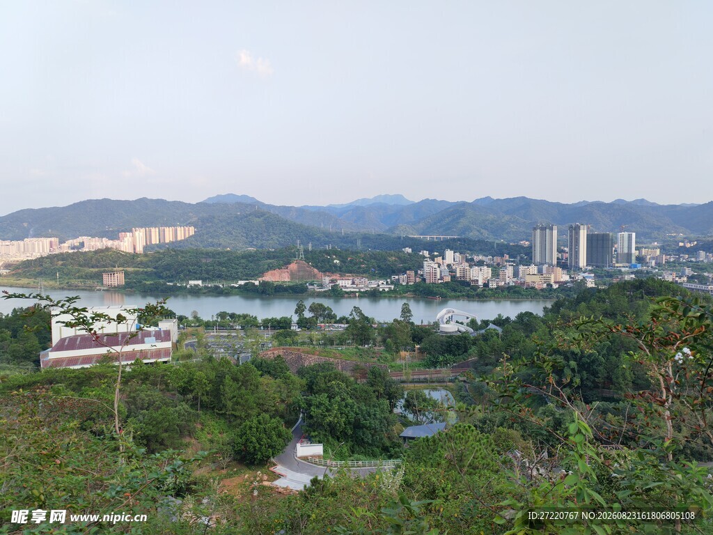 城市山林间的秀丽河景