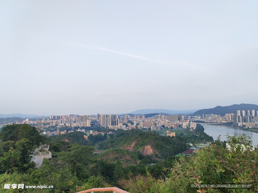 俯瞰城市与河流风景