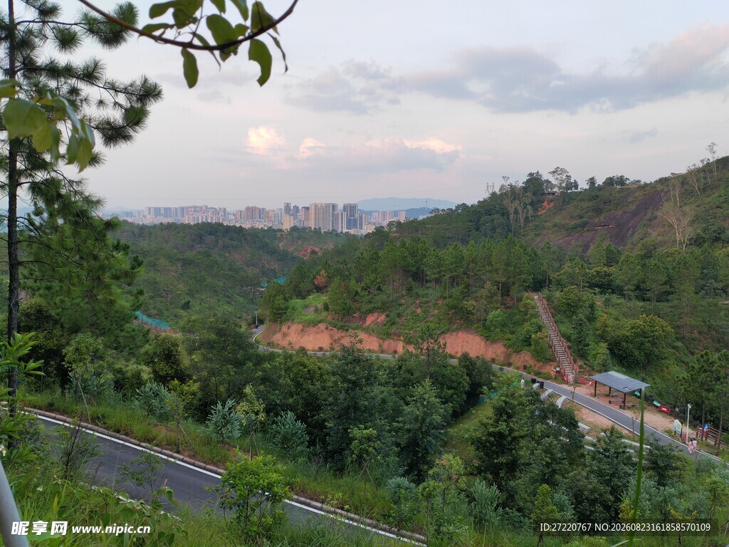山林间蜿蜒公路美景