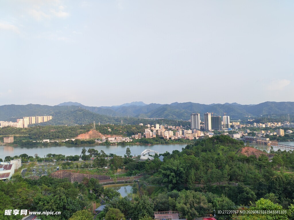 城市河畔绿意风光