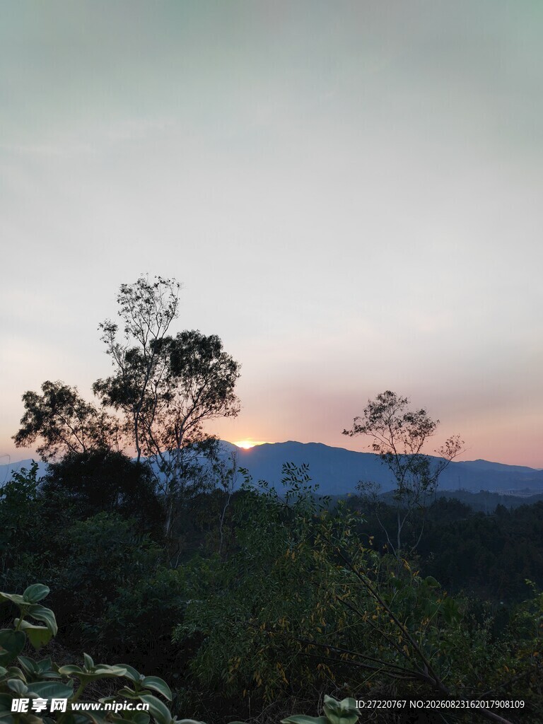 黄昏山林景色