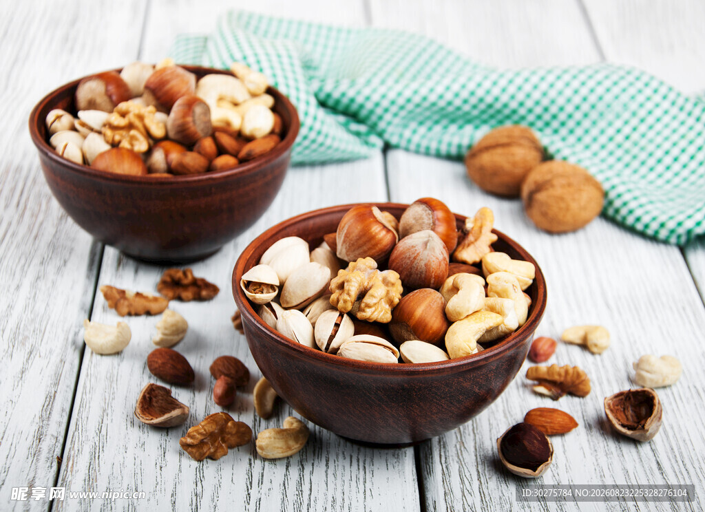 两碗美味坚果摆于木桌