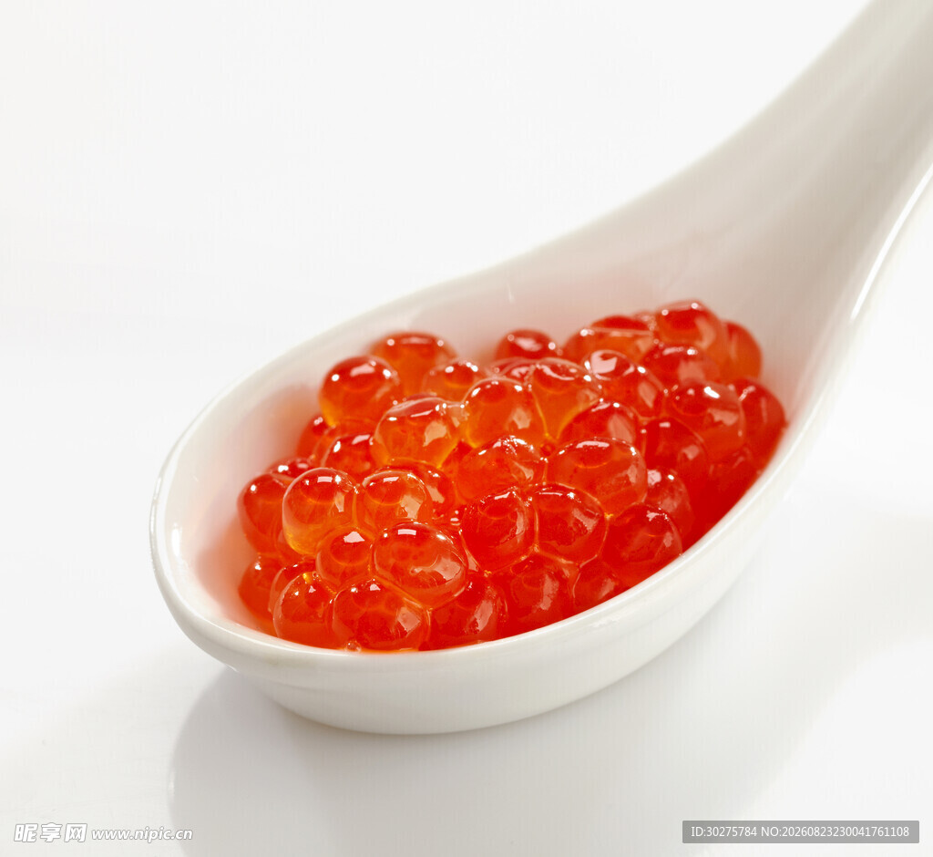 白色小勺中的鲜红鱼子酱