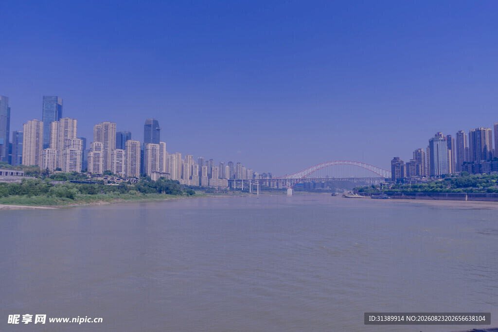 江边城市风光