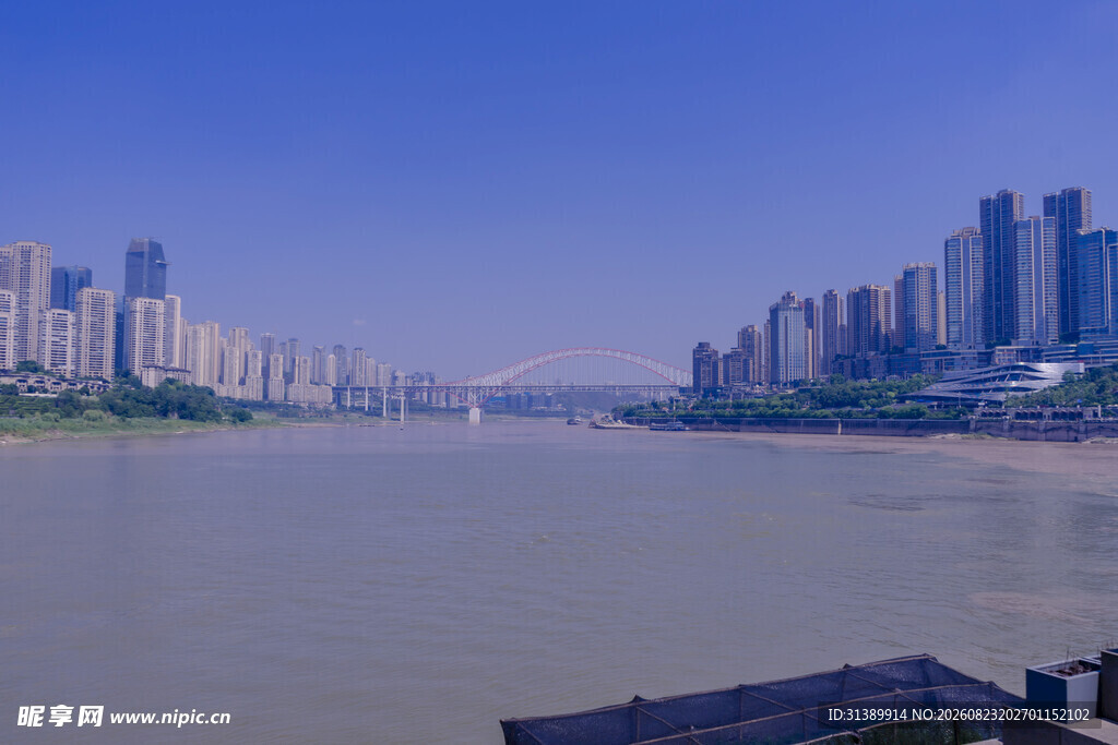 江边城市风光