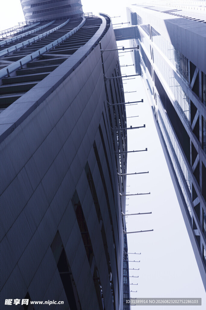 仰视下的现代都市建筑