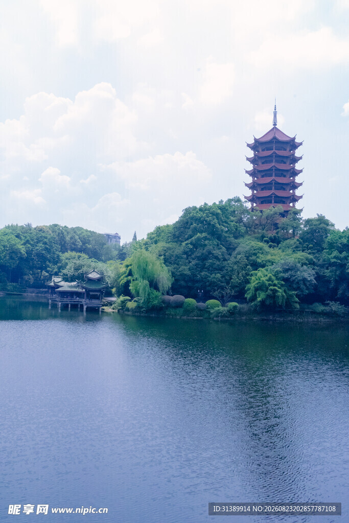 湖畔宝塔