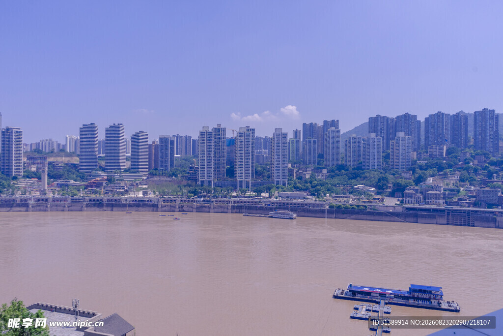 江边城市风光