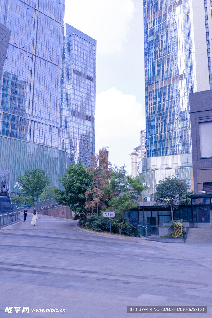 城市中的开阔广场与高楼