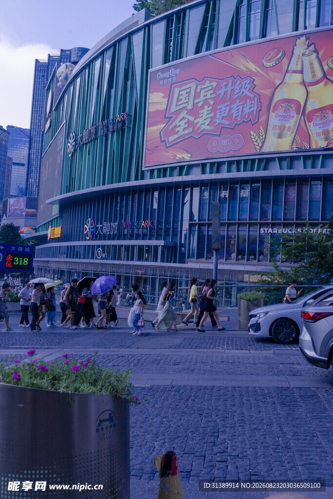 城市商业街热闹景象