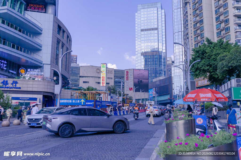 城市繁华街道街景画面