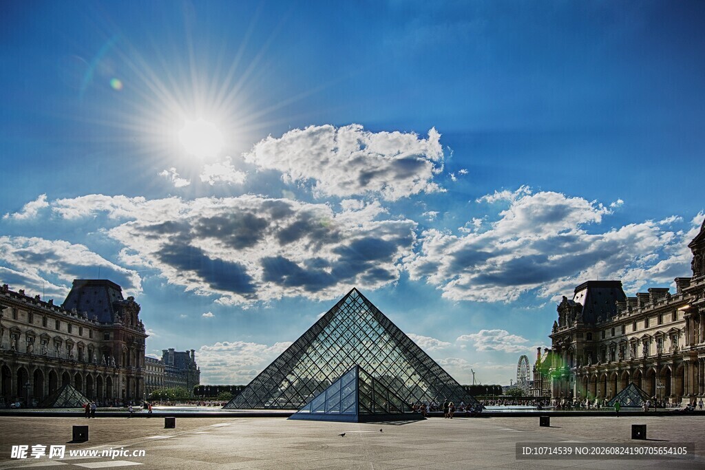卢浮宫前的玻璃金字塔景观