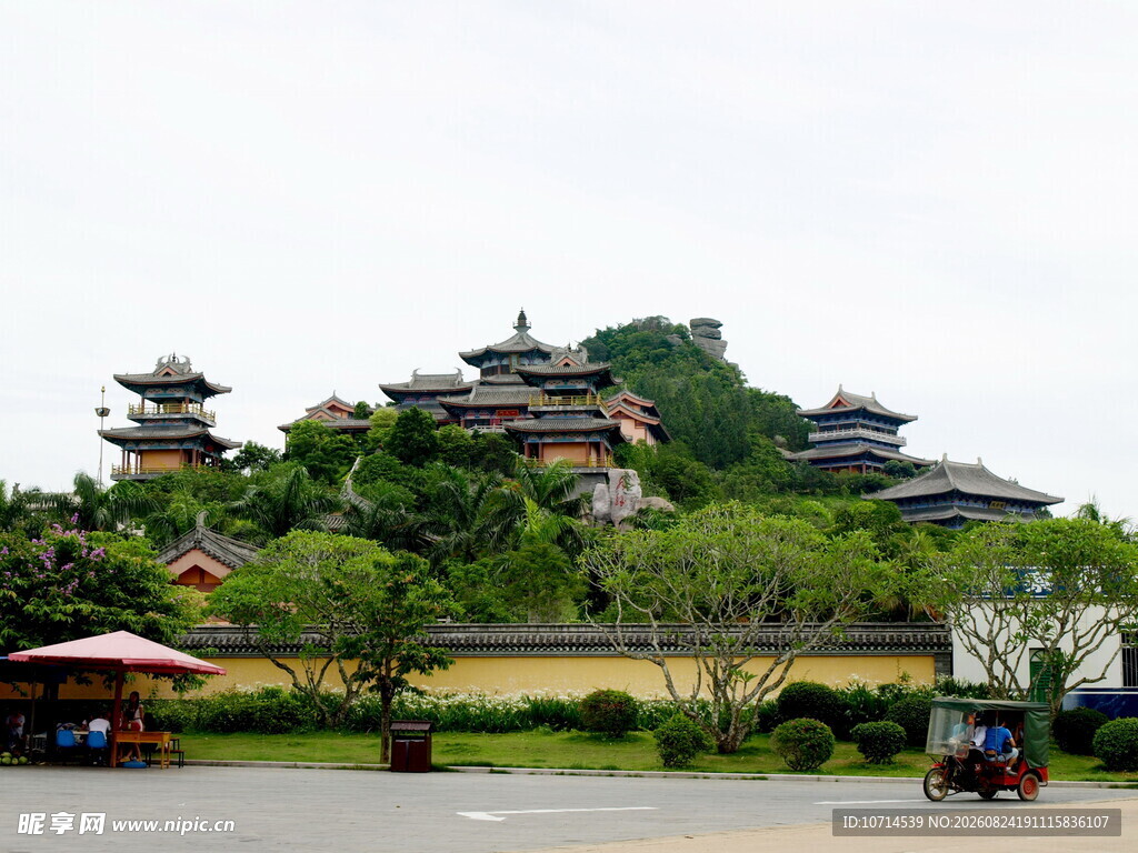 古雅楼阁隐于葱郁山林间