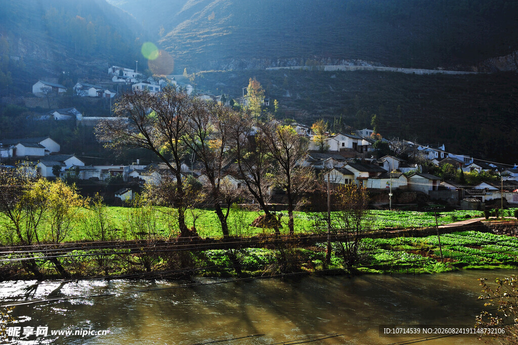 山间村落晨光中的自然美景
