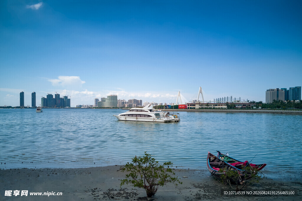 海滨城市风光与停泊小船