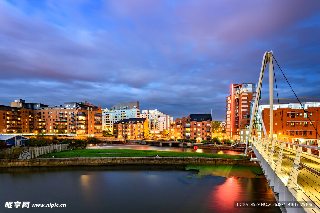 城市河畔黄昏美景