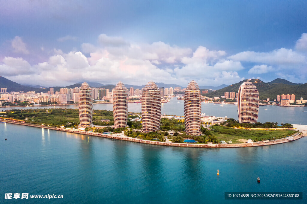海滨城市壮丽建筑群景观