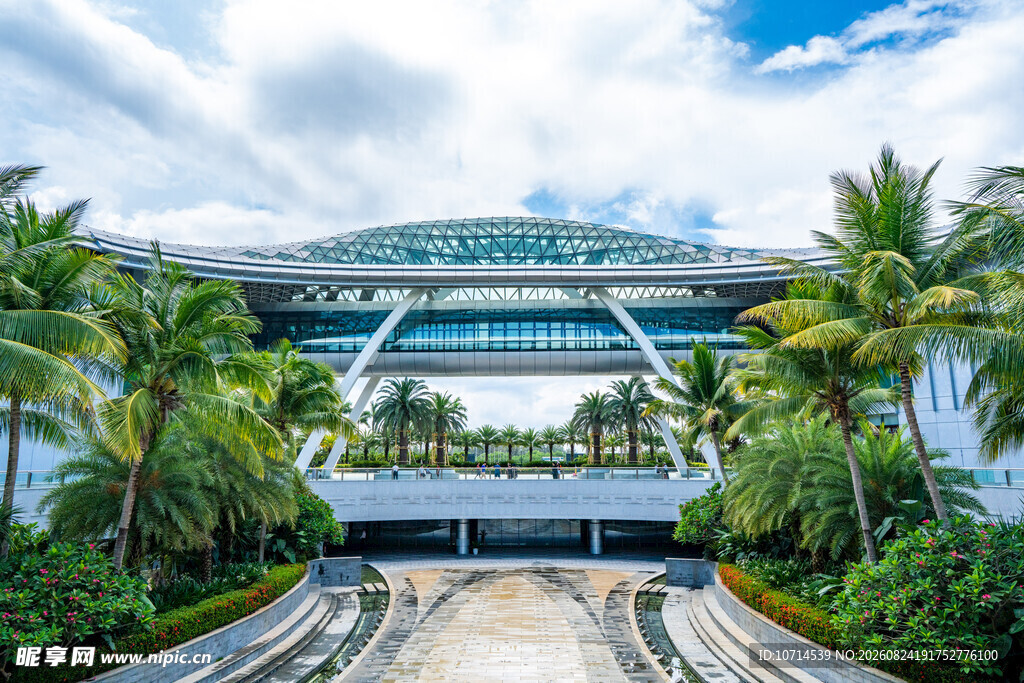 现代建筑与绿植景观融合