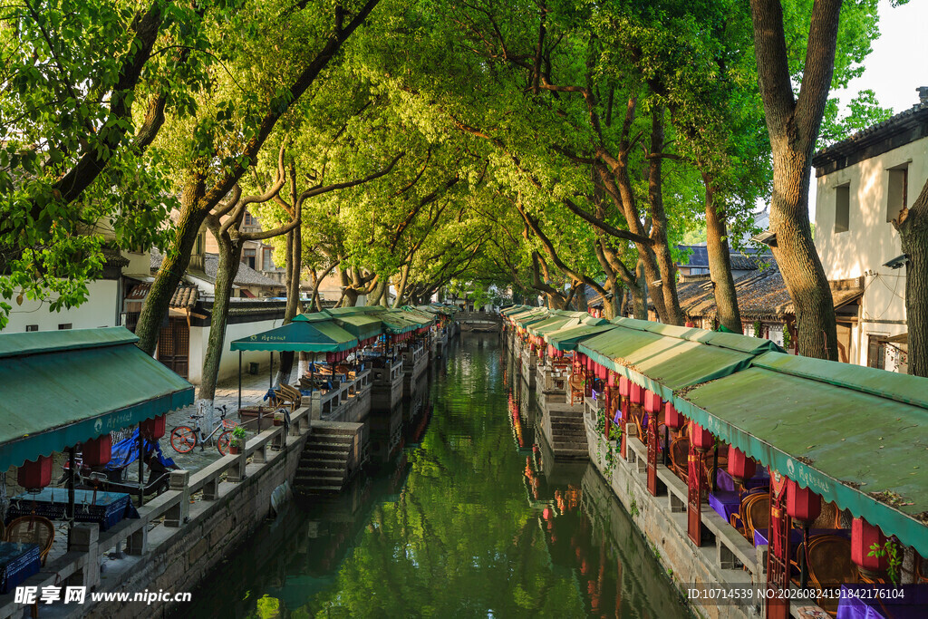 江南水乡临河商铺美景