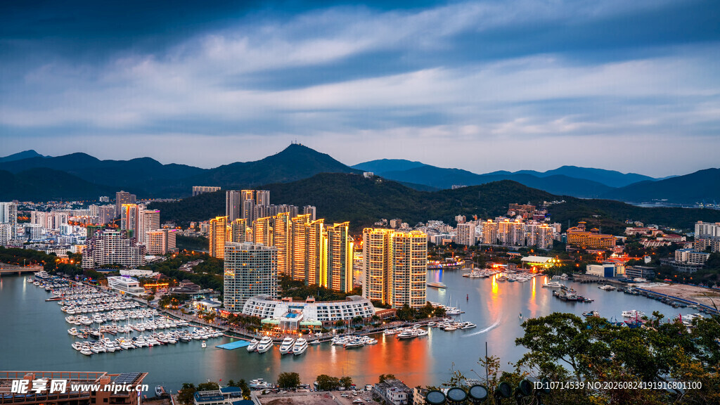 海滨城市璀璨夜景风光