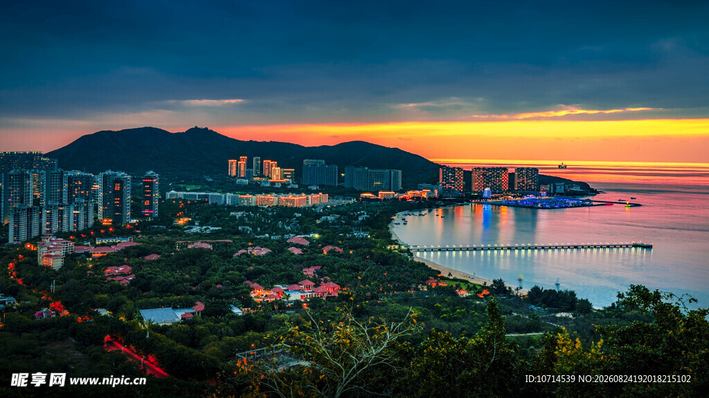 海滨城市绚丽黄昏美景