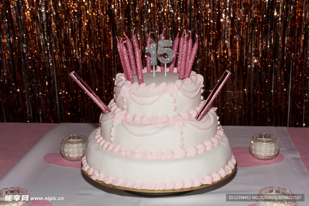三层粉色精美生日蛋糕