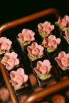 精致粉色花朵糕点