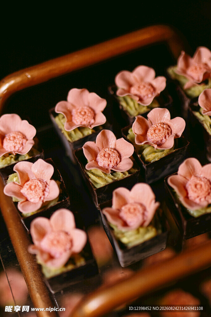 精致粉色花朵糕点