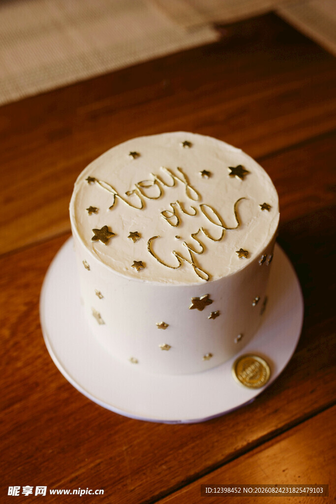 金色星星装饰生日蛋糕