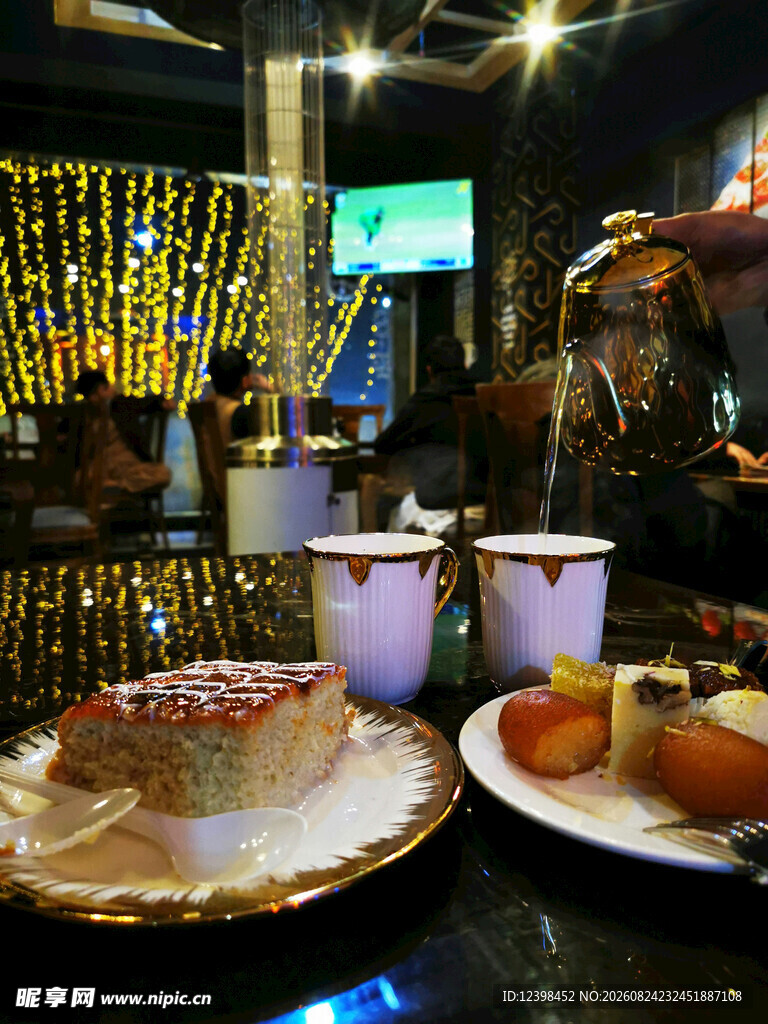 温馨餐桌美食场景