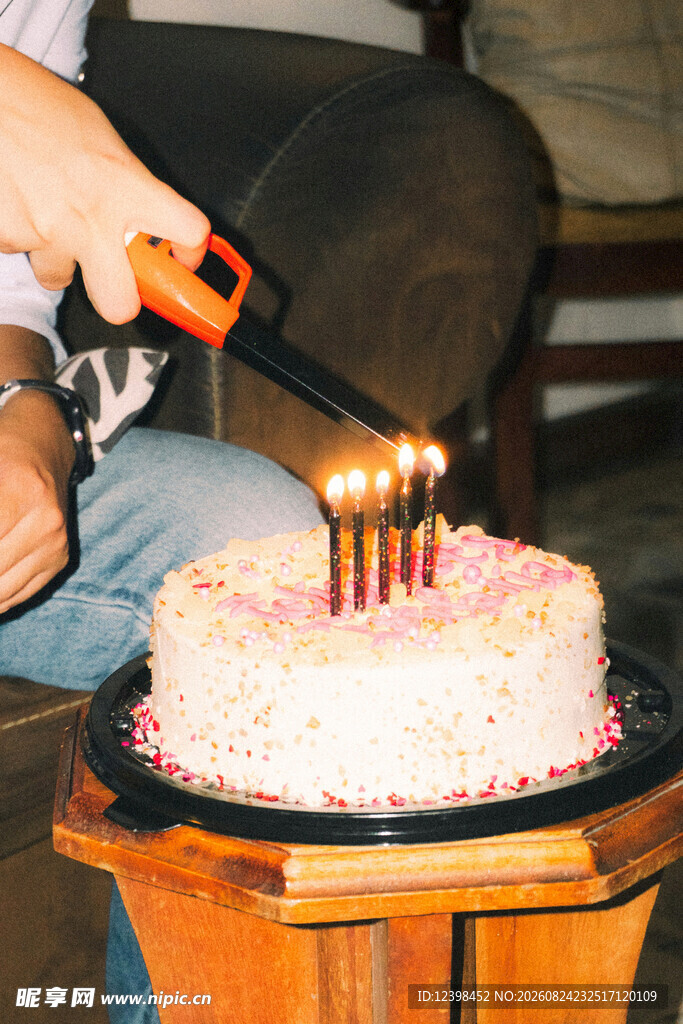 点燃生日蛋糕蜡烛瞬间