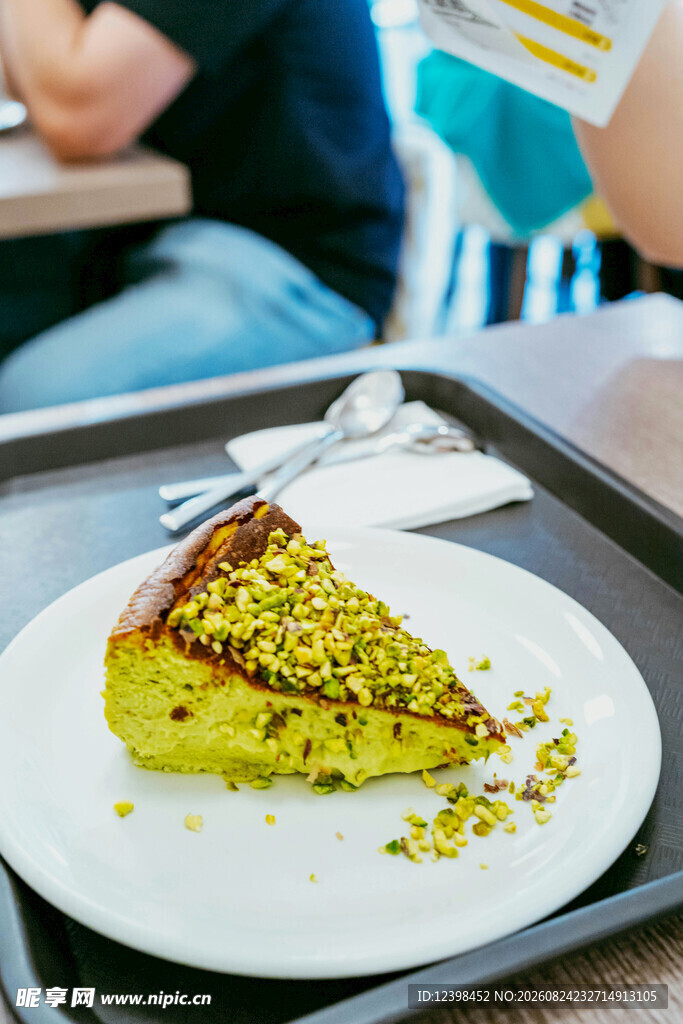 美味抹茶蛋糕置于餐盘上