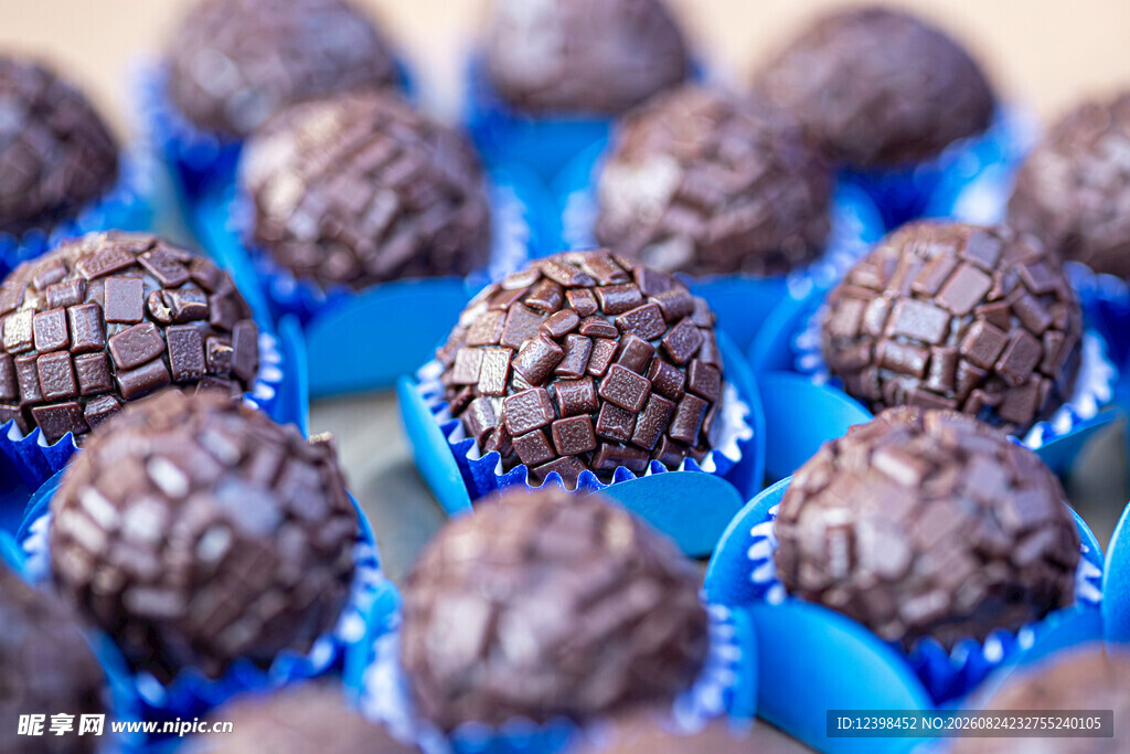 美味巧克力球整齐排列