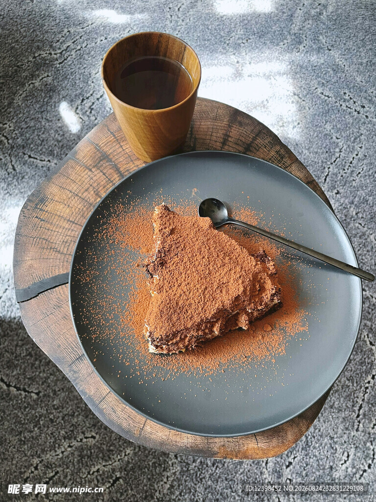 美味巧克力蛋糕配咖啡