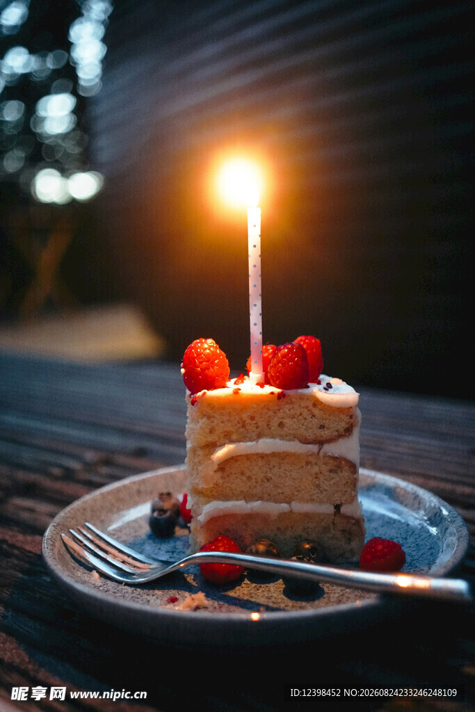 烛光下的美味生日蛋糕