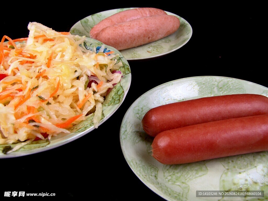 美味香肠配凉拌菜