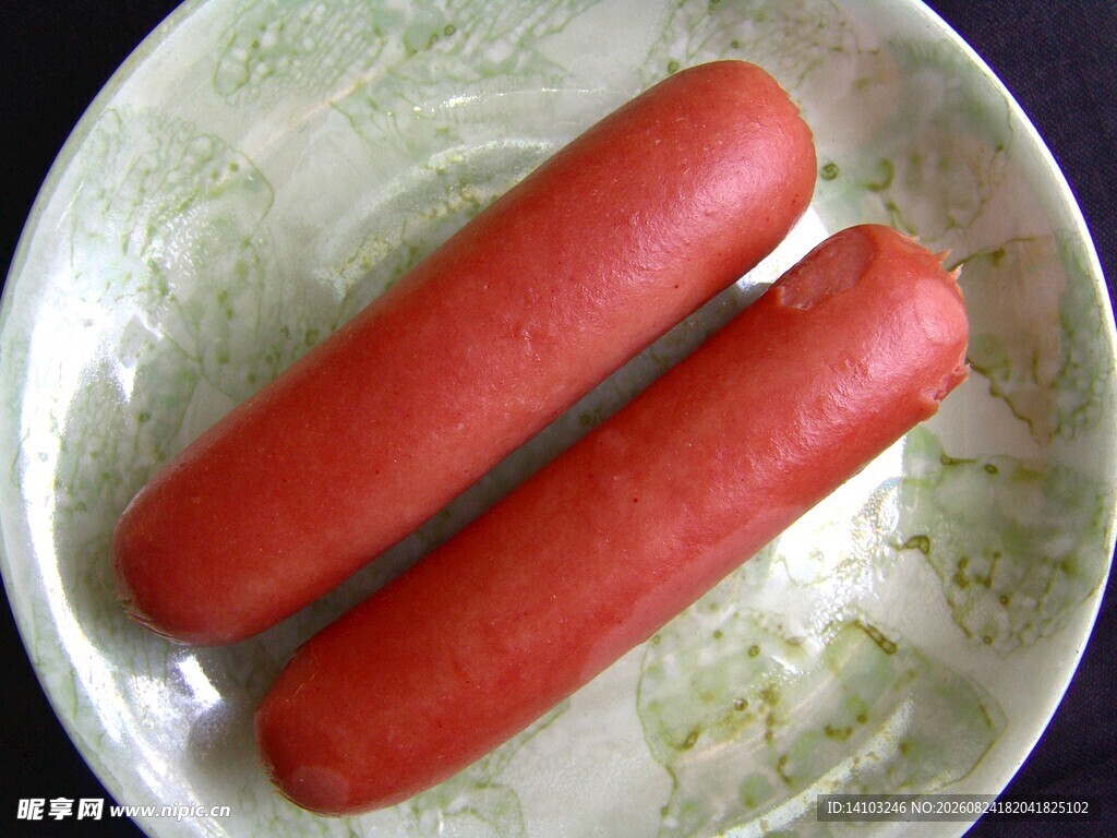 盘中双根美味火腿肠