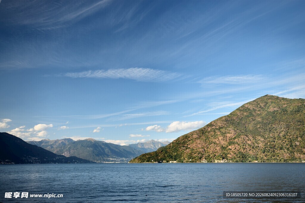 湖畔青山蓝天美景